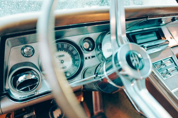 What is the optimal configuration for dashboard displays to minimize driver distraction?